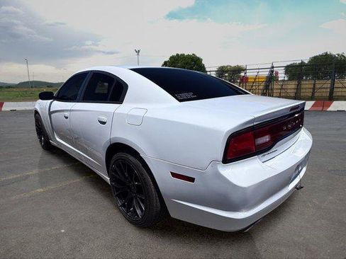 Used 2014 Dodge Charger SE RWD image 4