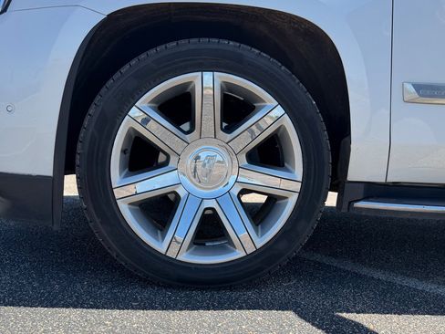 Used 2019 Cadillac Escalade ESV Luxury AWD/4WD image 17