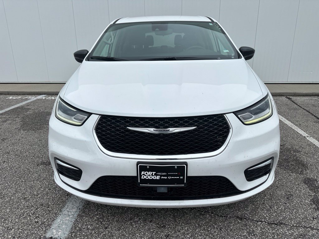 Used 2024 Chrysler Pacifica Touring-L FWD image 9