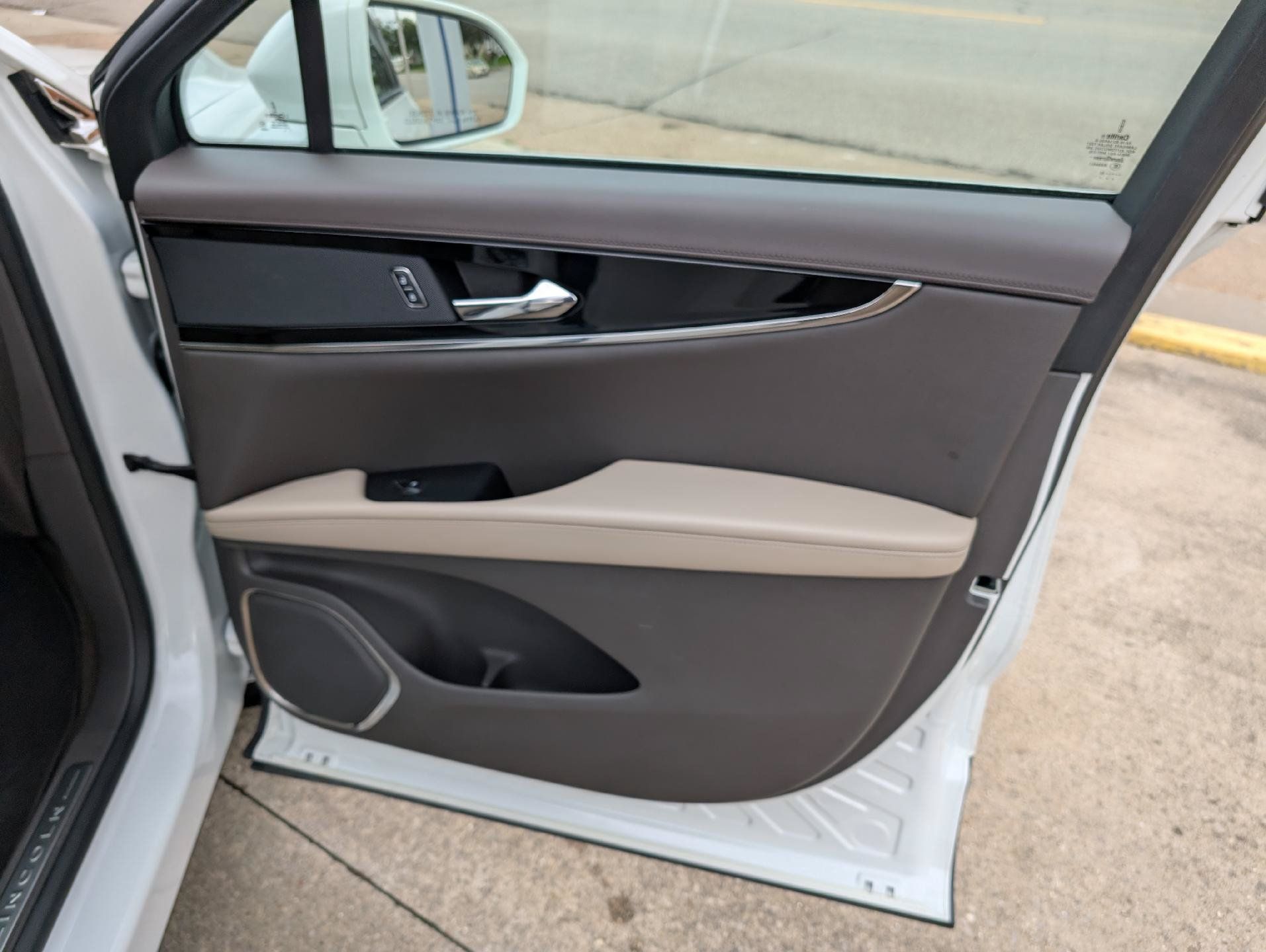 Used 2023 Lincoln Nautilus AWD w/ Premium Package image 18