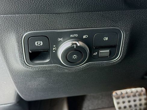 Used 2023 Mercedes-Benz GLB 250 4MATIC image 11