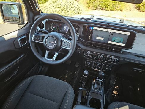 Used 2025 Jeep Wrangler Unlimited Sahara AWD/4WD image 25