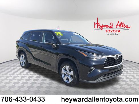 Certified 2025 Toyota Highlander LE FWD image 1