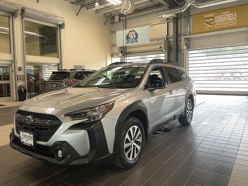 Used 2024 Subaru Outback Premium AWD/4WD image 4