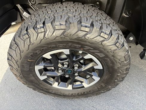 Used 2025 Jeep Wrangler Rubicon w/ Safety Group image 15