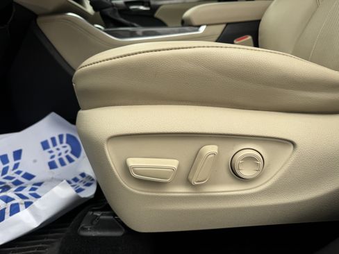 Used 2023 Toyota Highlander Limited image 12