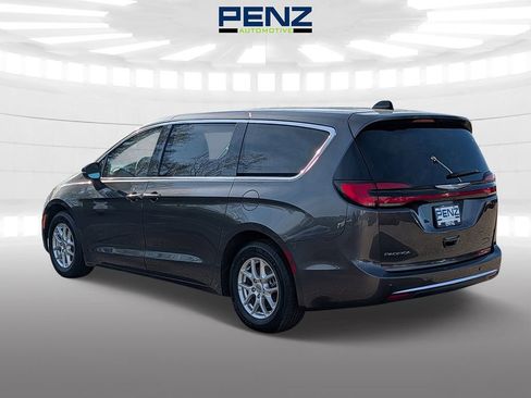 Used 2023 Chrysler Pacifica Touring-L FWD image 5
