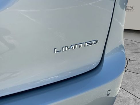 Used 2023 Chrysler Pacifica Limited FWD image 23