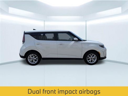 Used 2025 Kia Soul LX w/ LX Technology Package FWD image 8