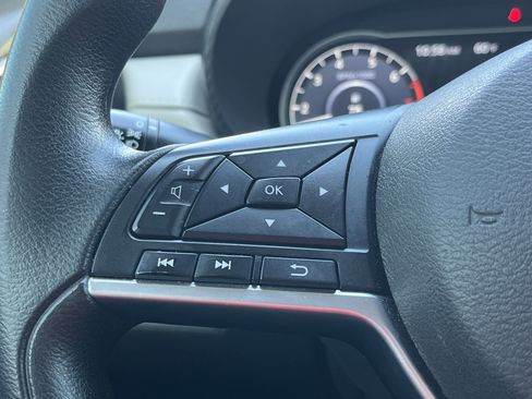 Used 2021 Nissan Versa SV image 11