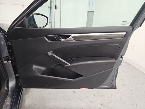 Used 2017 Volkswagen Passat 1.8T SEL Premium image 37