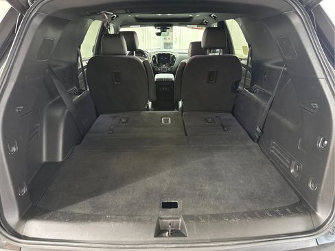 Used 2023 Chevrolet Traverse LT w/ LT Premium Package AWD/4WD image 16