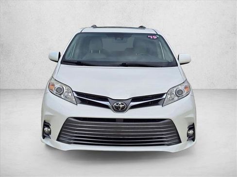 Used 2019 Toyota Sienna XLE w/ XLE Navigation Package FWD image 2