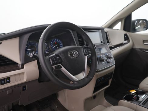 Used 2018 Toyota Sienna XLE w/ XLE Navigation Package FWD image 27