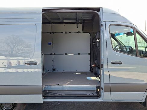 Used 2024 Mercedes-Benz Sprinter 144 Cargo image 8