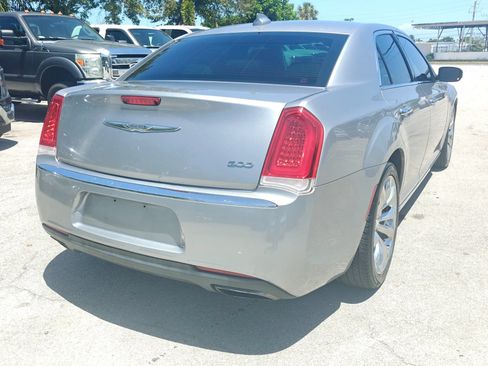 Used 2018 Chrysler 300 Limited RWD image 8
