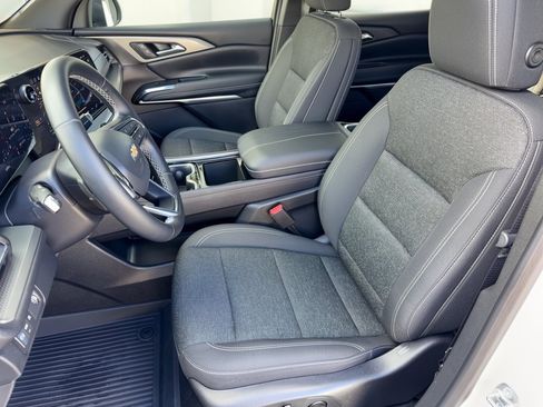 Certified 2025 Chevrolet Traverse LT w/ Sun and Wheel Package FWD image 5