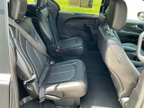 Used 2025 Chrysler Pacifica Select FWD image 16