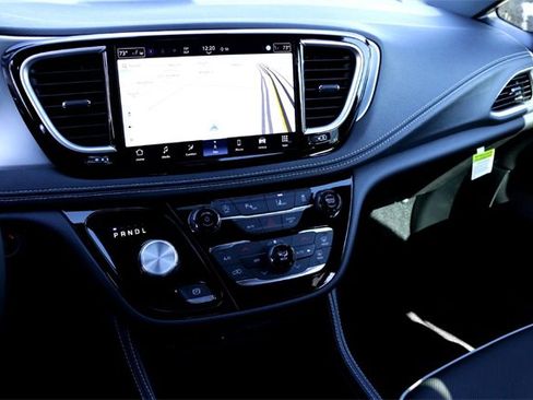 New 2026 Chrysler Pacifica Limited image 13