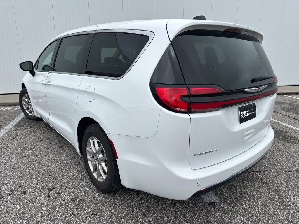 Used 2024 Chrysler Pacifica Touring-L FWD image 4