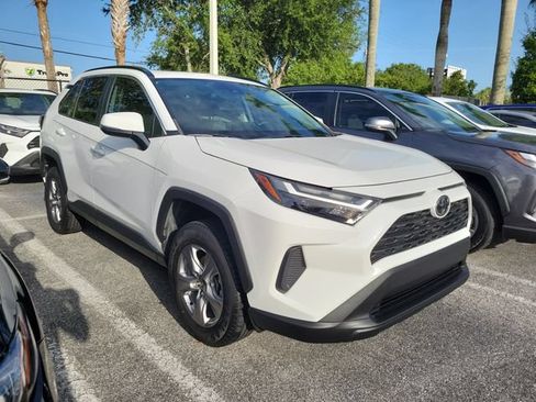 Used 2022 Toyota RAV4 XLE w/ Convenience Package FWD image 2