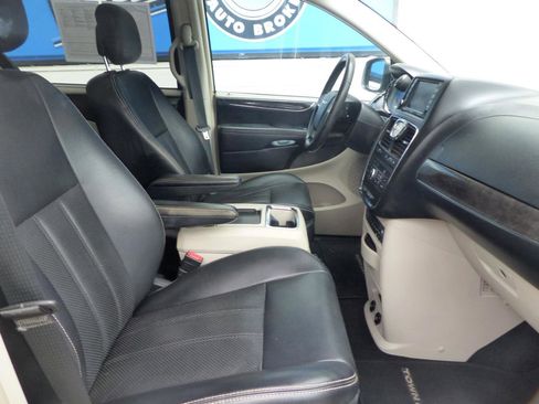 Used 2011 Chrysler Town & Country Touring-L w/ Entertainment Group #2 FWD image 13
