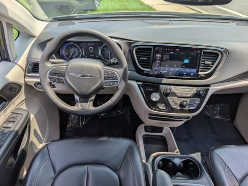Used 2023 Chrysler Pacifica Touring-L FWD image 17