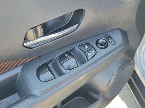 Used 2022 Nissan Kicks SR FWD image 12