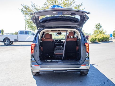 Used 2025 Kia Carnival SX w/ SX Dark Edition Package FWD image 11
