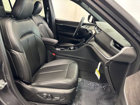 New 2025 Jeep Grand Cherokee L Limited w/ Black Appearance Package image 10