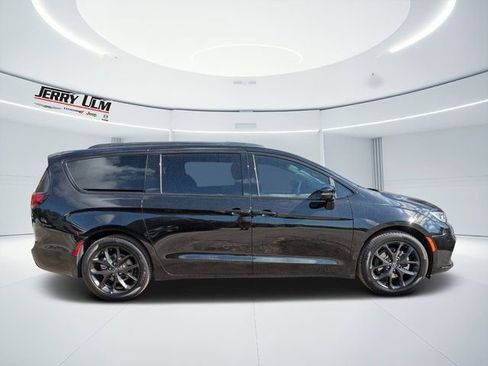 New 2026 Chrysler Pacifica Limited w/ S Appearance Package FWD image 2