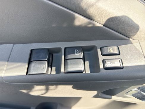 Used 2014 Nissan Frontier SL w/ SL Moonroof Package AWD/4WD image 15