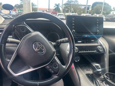 Used 2021 Toyota Venza LE image 7