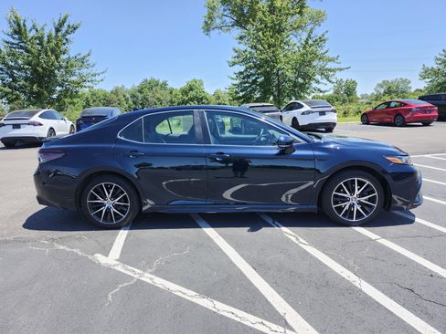 Used 2021 Toyota Camry SE FWD image 16