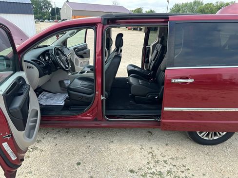 Used 2015 Chrysler Town & Country Touring-L w/ Driver Convenience Group FWD image 11