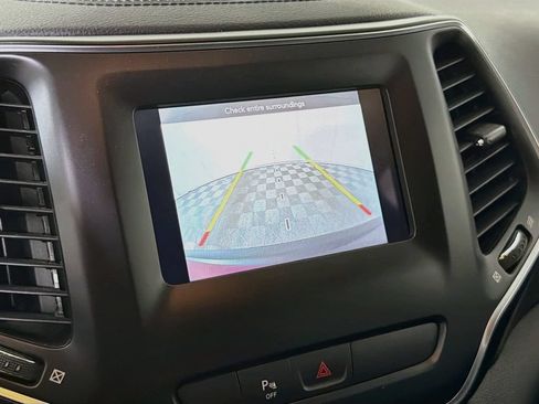 Used 2020 Jeep Cherokee Latitude Plus FWD image 19
