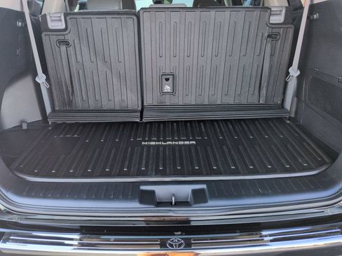 Used 2022 Toyota Highlander XLE FWD image 23