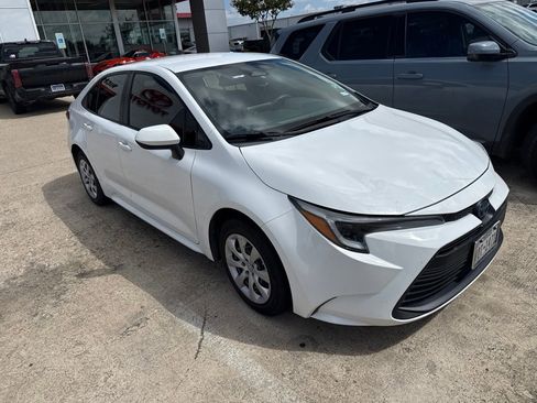 Used 2024 Toyota Corolla LE FWD image 2