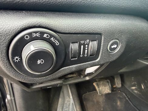 Used 2015 Chrysler 200 S w/ Navigation & Sound Group I image 17