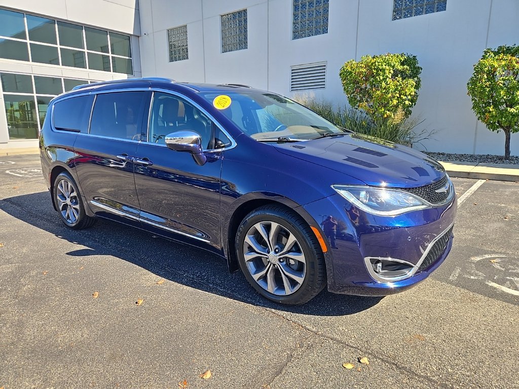 Used 2018 Chrysler Pacifica Limited w/ Tire & Wheel Group FWD image 4