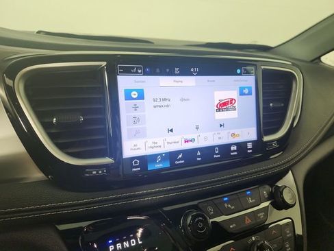 Used 2025 Chrysler Pacifica Limited image 6