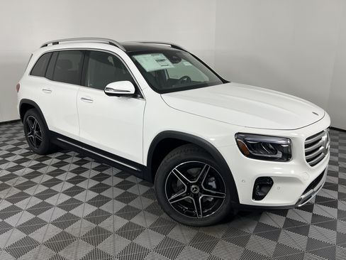 Used 2026 Mercedes-Benz GLB 250 4MATIC image 2