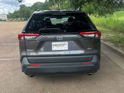 Used 2020 Toyota RAV4 XLE w/ Convenience Package FWD image 4