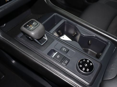 Used 2024 Nissan Pathfinder S image 27