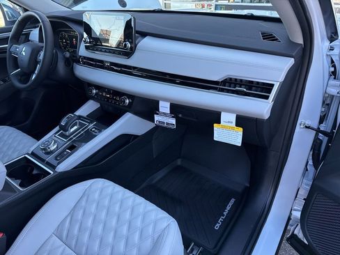 New 2025 Mitsubishi Outlander SEL image 22