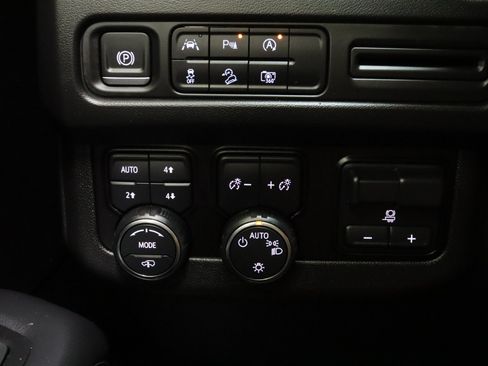 Used 2024 Chevrolet Tahoe Z71 w/ Z71 Off-Road Package AWD/4WD image 27