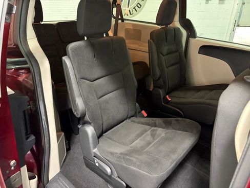 Used 2019 Dodge Grand Caravan SE FWD image 16