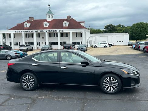 Used 2024 Nissan Altima 2.5 SV FWD image 4
