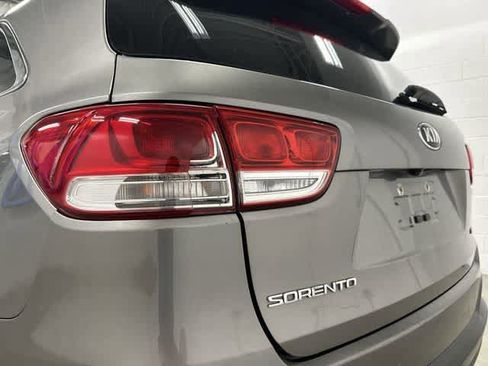 Used 2017 Kia Sorento LX w/ LX Convenience Package image 31
