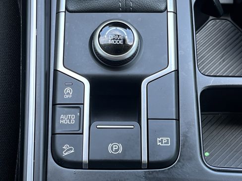 Certified 2025 Kia Sorento LX image 9